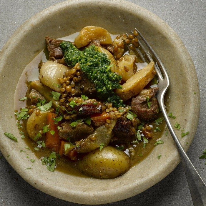 Caldo de Chab&eacute;u com Galinha de Campo